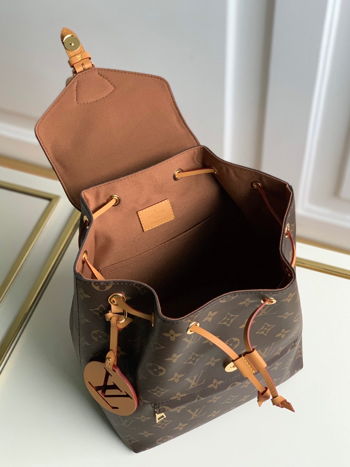 Louis Vuitton Montsouris PM