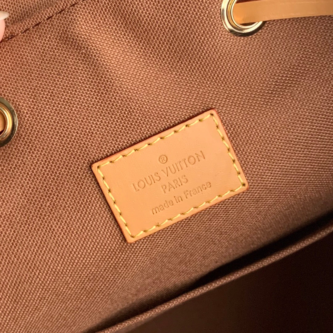 Louis Vuitton Montsouris PM