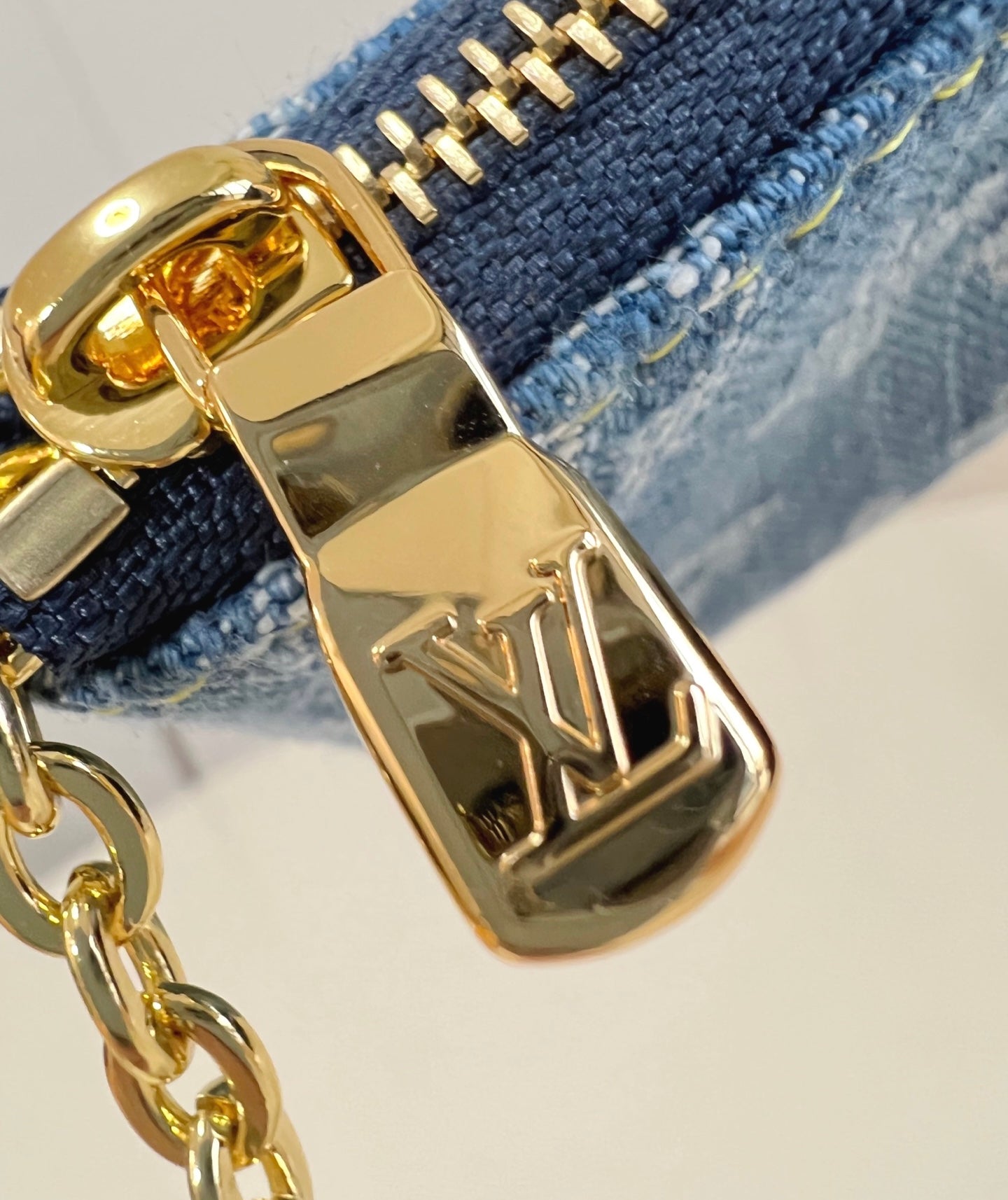 Louis Vuitton x TM Pochette con catenella