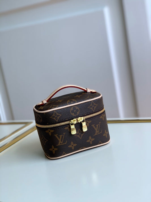Louis Vuitton Beauty case Nice mini